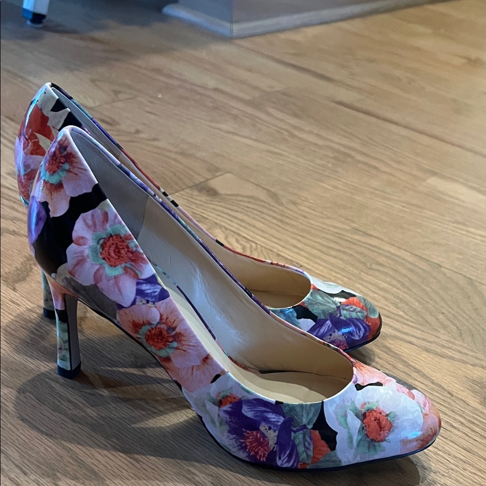 NINE WEST SZ10 Floral Women’s Pumps 
3 1/2 “ high STUNNING